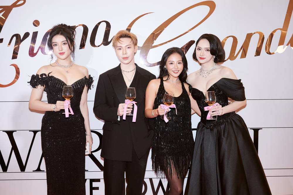 Hoa hậu Hương Giang vui vẻ hội ngộ cùng dàn sao Việt tại Hà Nội. Ảnh: Lê Hiếu