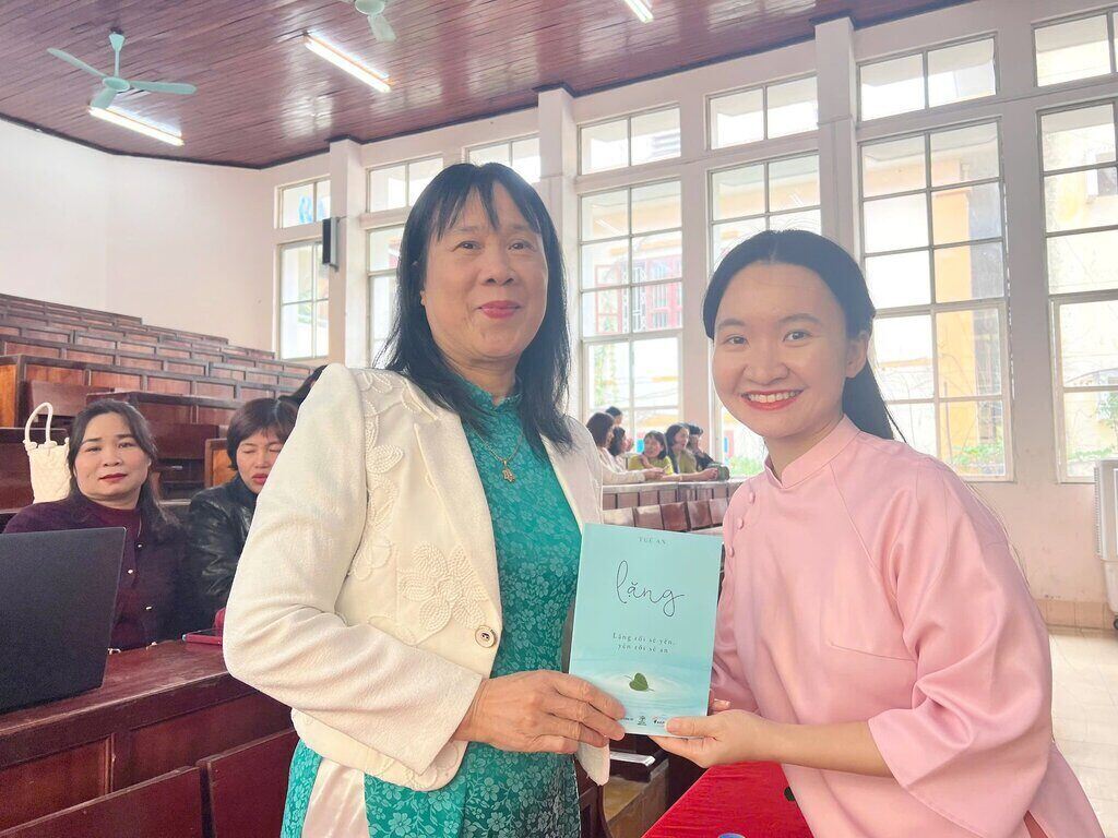 Psychologist Tue An has donated the books she wrote to teachers at Hai Duong University. Photo: Mai Huong