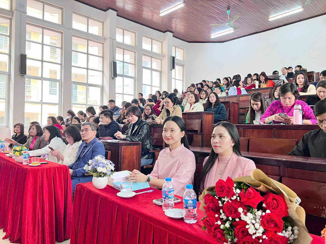 Chuyen gia tam ly Tue An tham gia chuong trinh do Cong doan truong Dai hoc Hai Duong to chuc. Anh: Mai Huong
