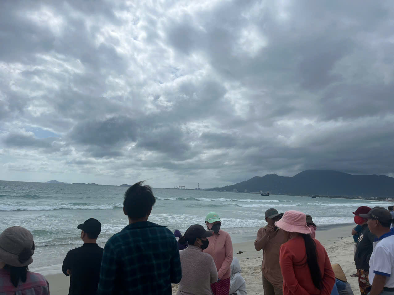 Local authorities and authorities are searching for two male students missing while swimming at Ninh Thuy beach, Ninh Hoa town (Khanh Hoa). Photo: Bui Quoc
