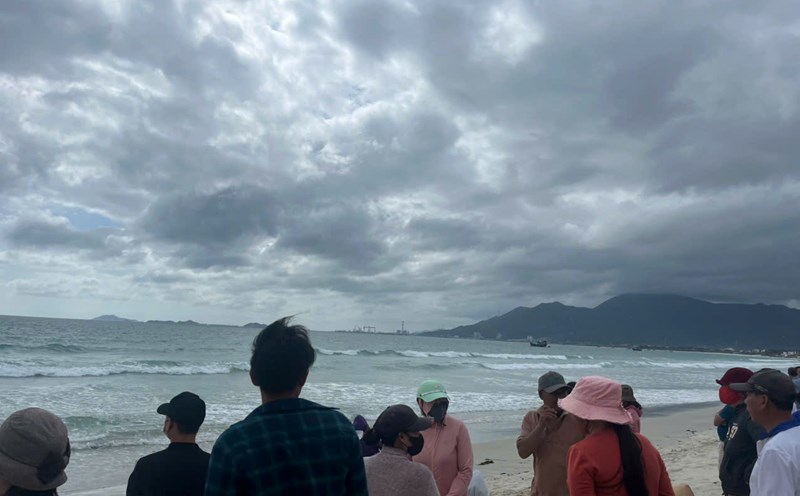 Local authorities and authorities are searching for two male students missing while swimming at Ninh Thuy beach, Ninh Hoa town (Khanh Hoa). Photo: Bui Quoc
