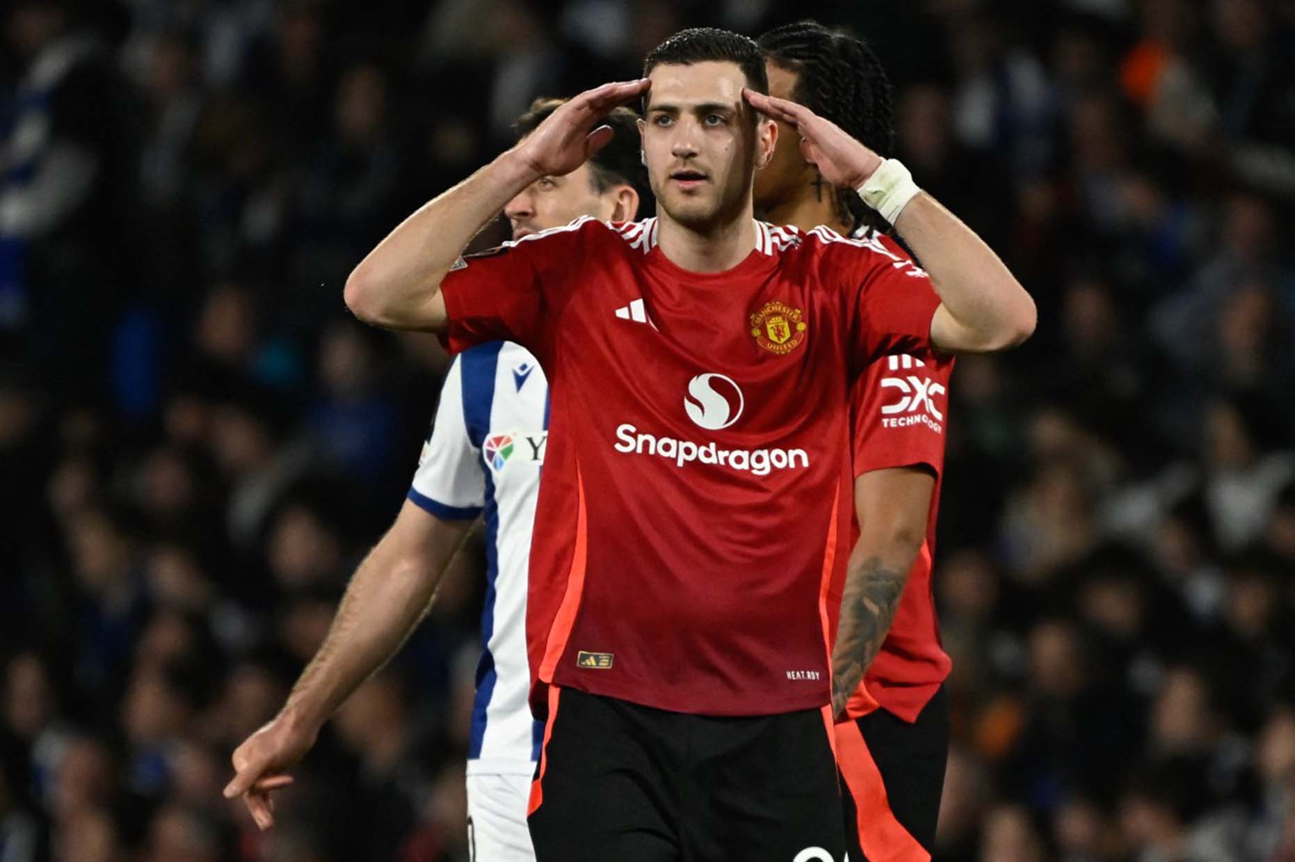 Diogo Dalot regrets that missing an opportunity could help Man United open the scoring. Photo: AFP