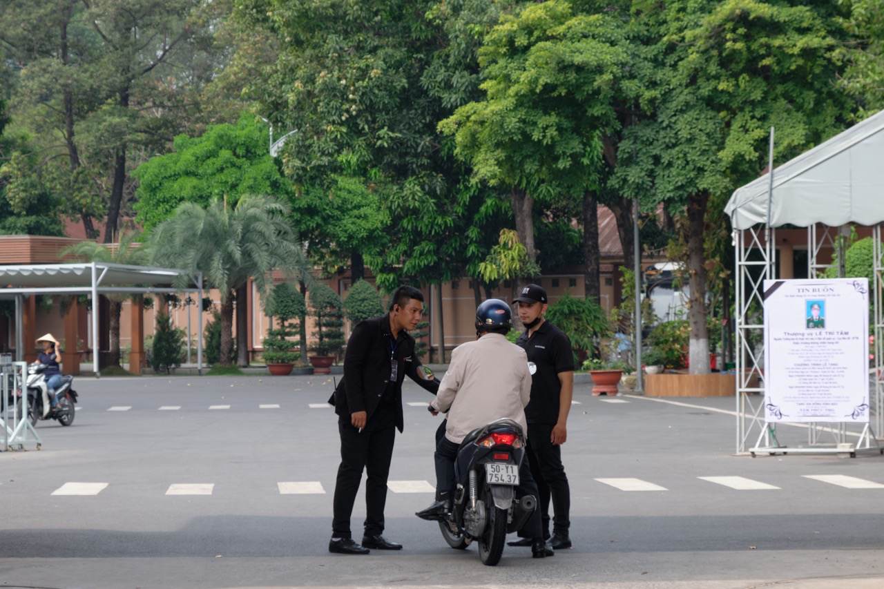  An ninh duoc siet chat, moi phuong tien ra vao deu phai trinh bao thong tin o cong. Anh: Trang Nguyen.