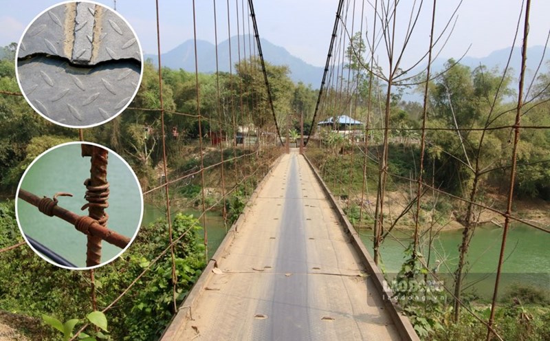 Danger traveling on a degraded suspension bridge in Bac Kan. Photo: Nguyen Hoan.