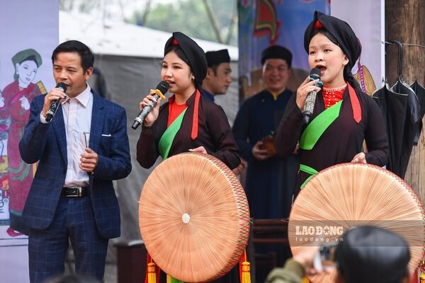 Tourists sing and interact with the ladies at Lim festival - a famous festival in Bac Ninh. Photo: Van Truong