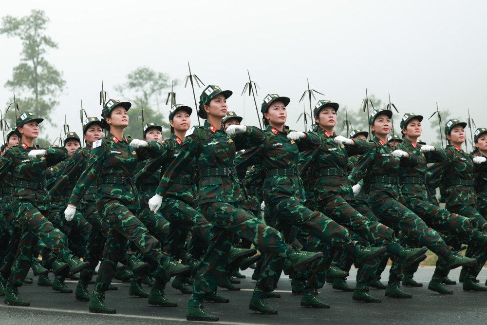 Khoi nu sy quan thong tin tham gia hoat dong dieu binh, dieu hanh. Anh: Hai Nguyen