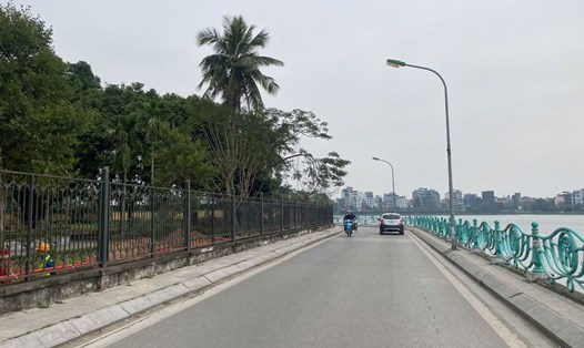 Tuyến phố Quảng An xung quanh hồ Tây có mặt cắt ngang tương đối hẹp. Ảnh: Nhật Minh