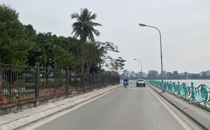 Quang An street around West Lake has a relatively narrow cross-section. Photo: Nhat Minh