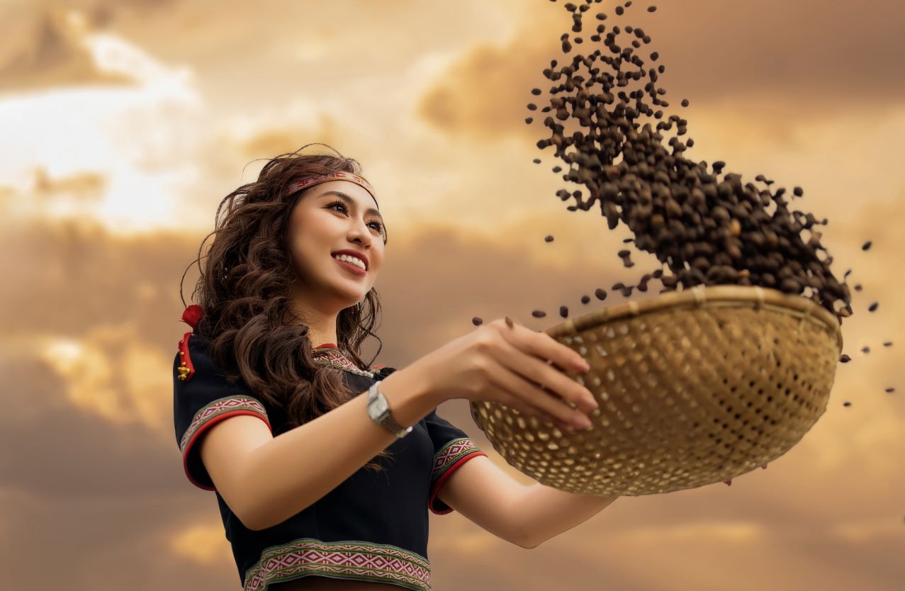 Miss Dinh Thi Hoa becomes the Communication Ambassador of the Buon Ma Thuot Coffee Festival in 2025. Photo: Do Duong
