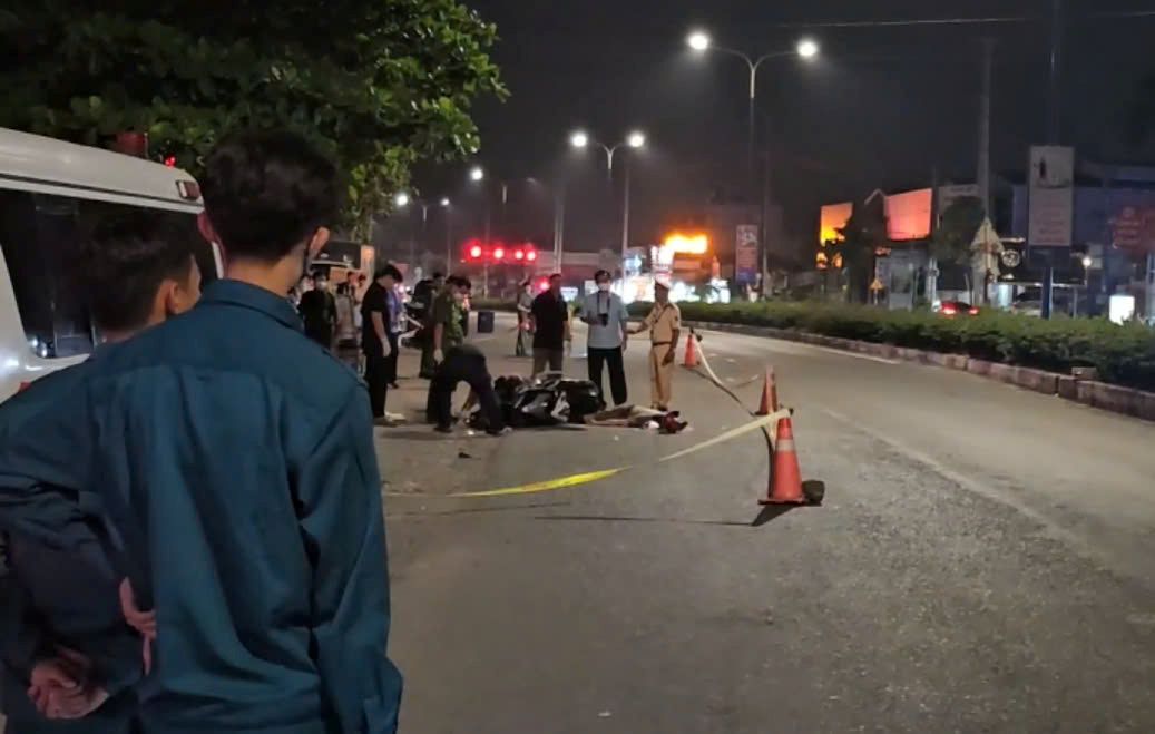 The scene of the accident between a motorbike and a truck that killed 1 person. Photo: Dinh Trong
