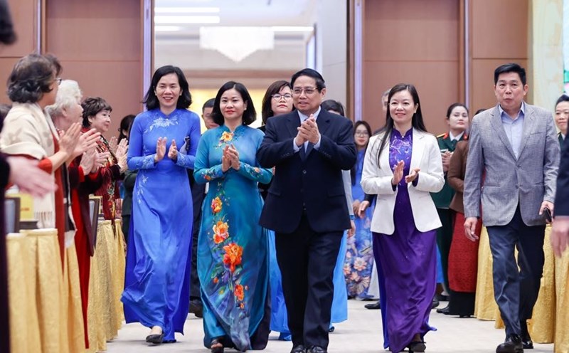 Prime Minister Pham Minh Chinh met with female heroes of the People's Armed Forces, female heroes of labor, female generals; attended the 40th Anniversary Ceremony of the Kovalevskaia Award and the 2024 Award. Photo: VGP/Nhat Bac