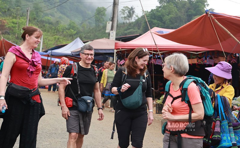 Western tourists go to the market in Lao Cai when traveling to Vietnam. Photo: An Vi