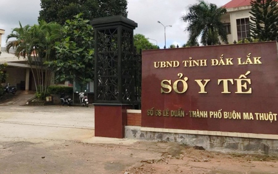 Over the past year, the Dak Lak Provincial Department of Health has revoked 131 medical examination and treatment licenses of facilities in the area. Photo: Bao Trung