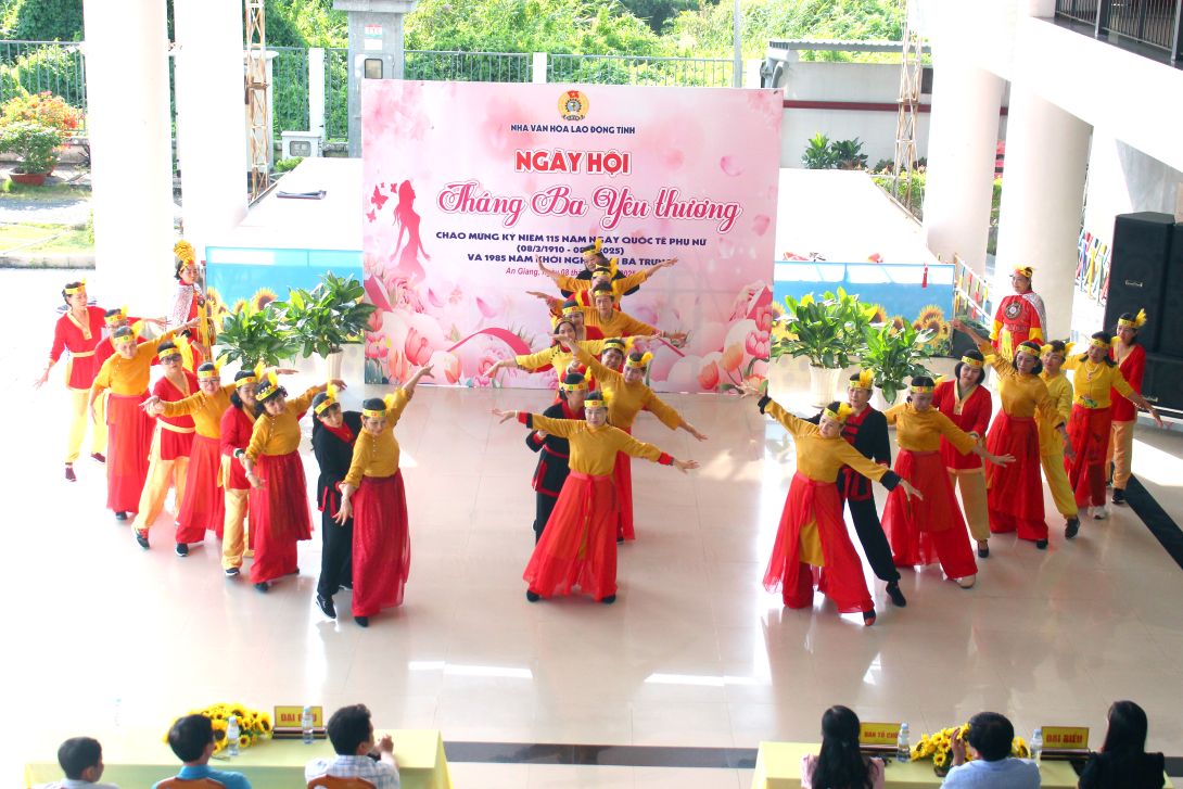 Văn nghệ chào mừng Ngày hội “Tháng Ba yêu thương” do Nhà Văn hóa Lao động tỉnh An Giang tổ chức chào mừng Ngày Quốc tế Phụ nữ. Ảnh: Thanh Mai