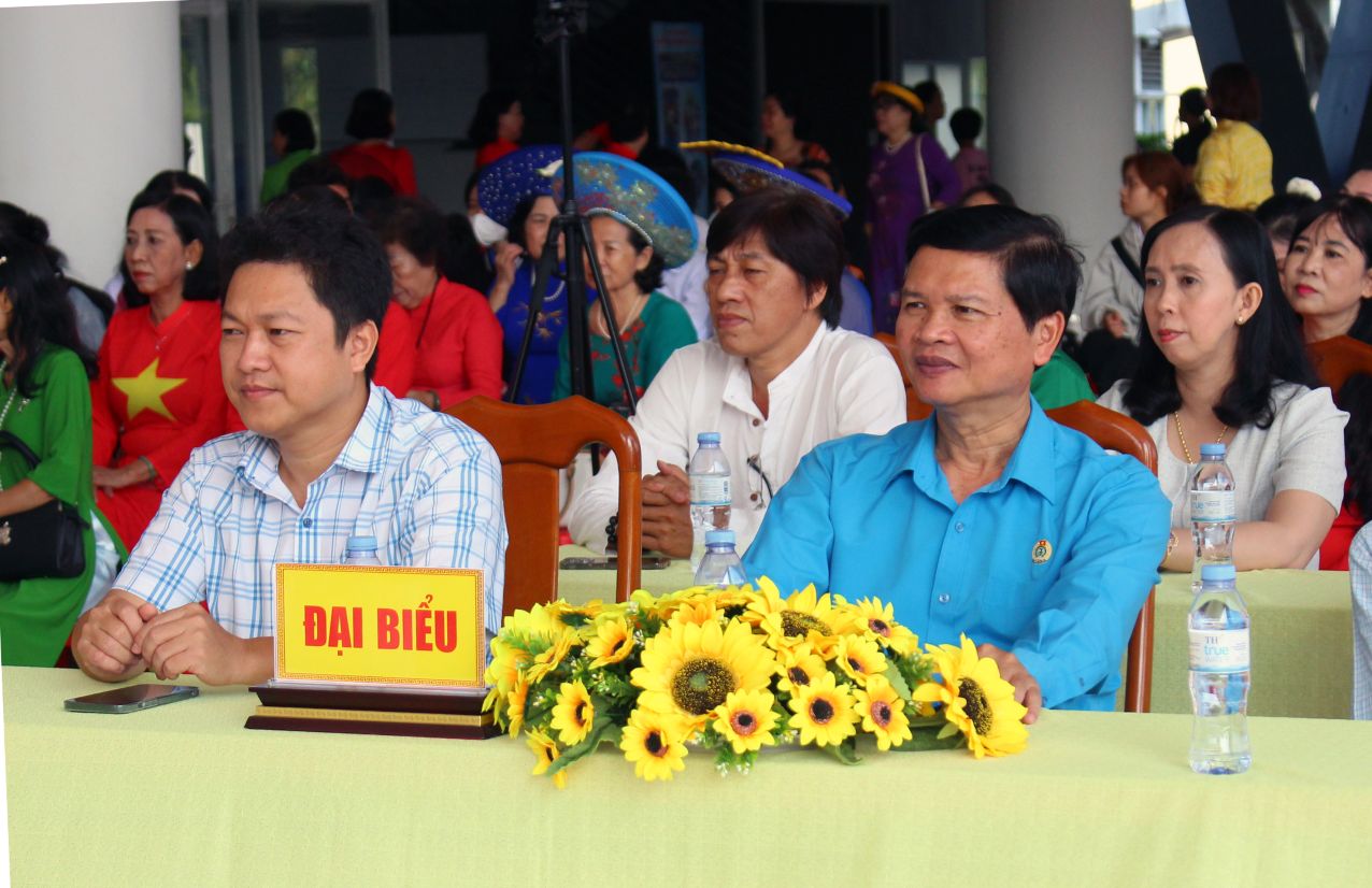 Ông Lâm Thành Sĩ (bìa trái ảnh)- Chủ tịch LĐLĐ tỉnh An Giang tham dự sự kiện. Ảnh: Thanh Mai