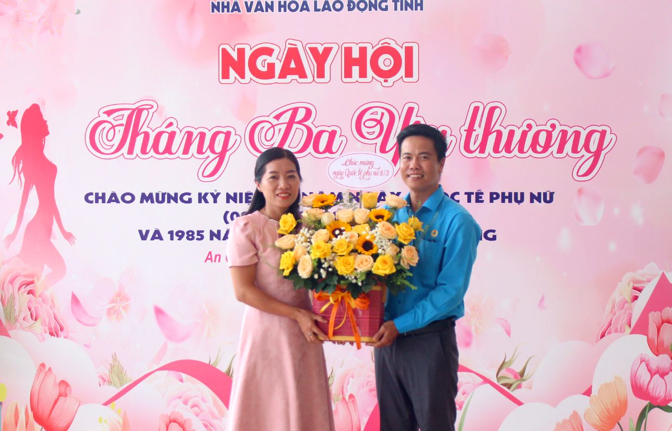 Ông Nguyễn Hữu Trí tặng hoa cho Phó Chủ tịch LĐLĐ tỉnh An Giang Lư Thị Kim Thùy. Ảnh: Thanh Mai 