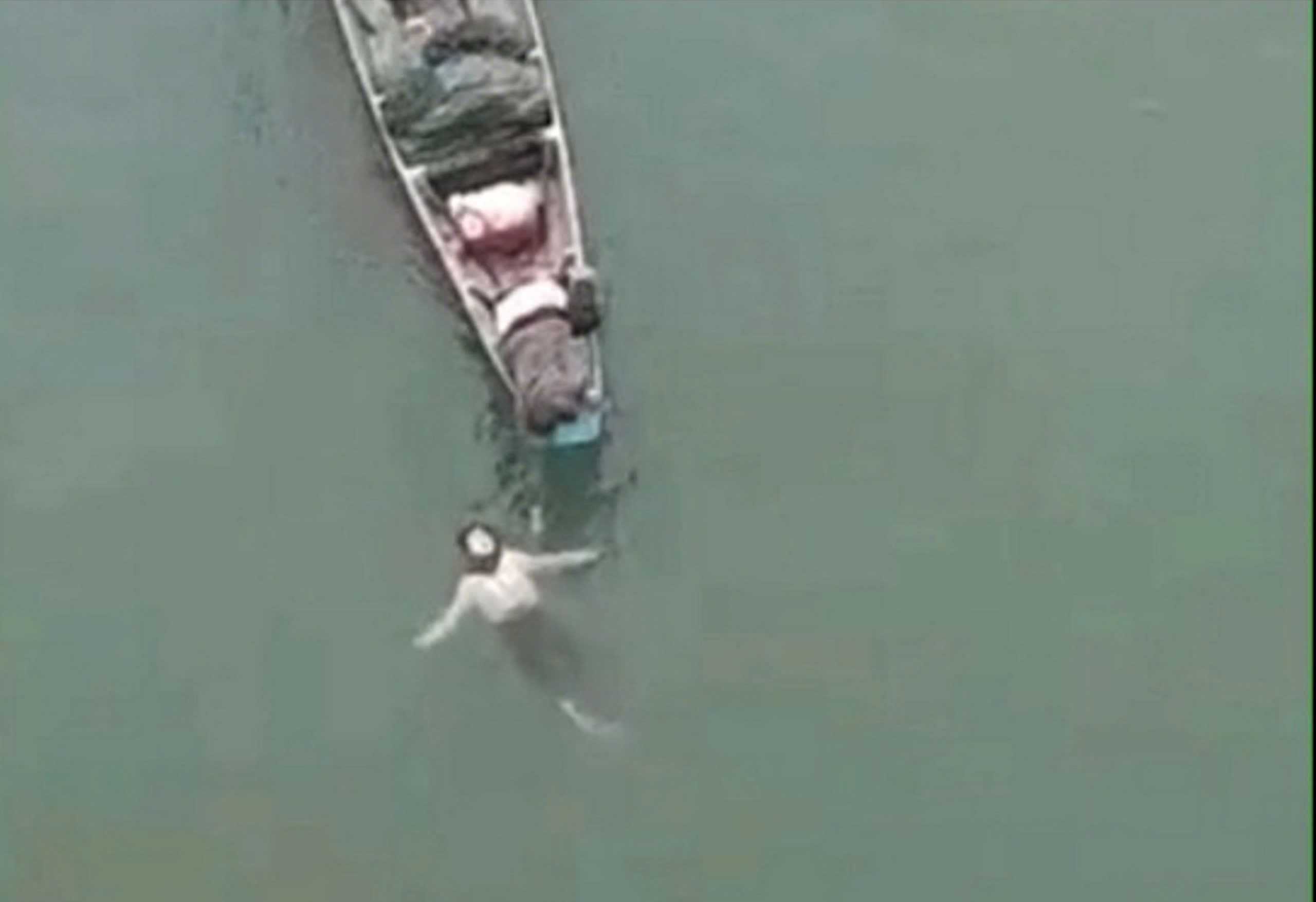 People promptly rescued the girl who committed suicide by jumping off the bridge. Photo provided by the people