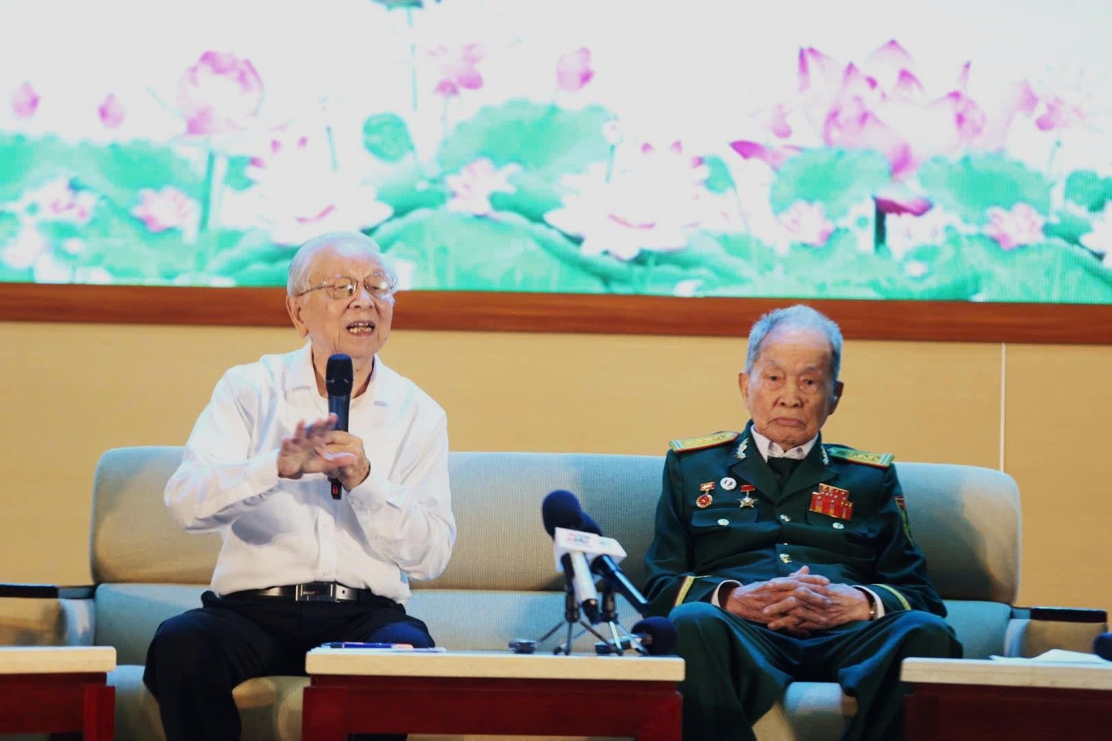 Cac nhan chung lich su, chuyen gia giao luu tai hoi nghi. Anh: Minh Tam