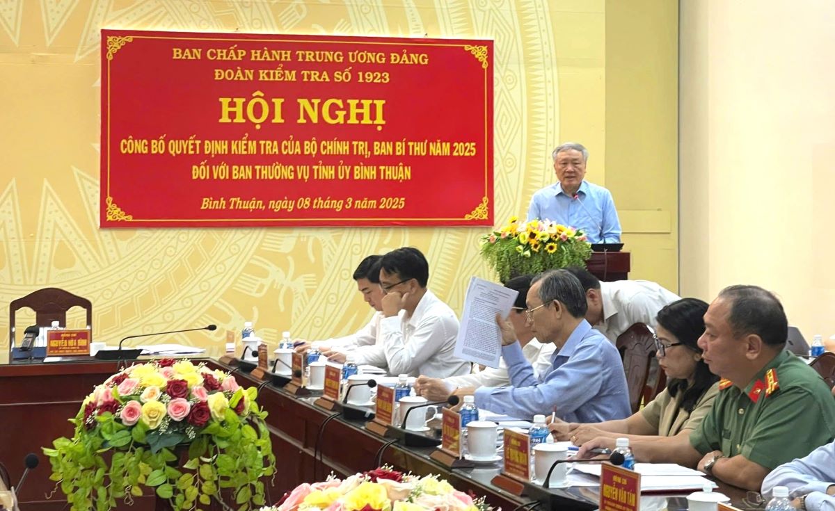 Pho Thu tuong Thuong truc Chinh phu Nguyen Hoa Binh phat bieu tai buoi lam viec voi Ban Thuong vu Tinh uy Binh Thuan. Anh: Duy Tuan