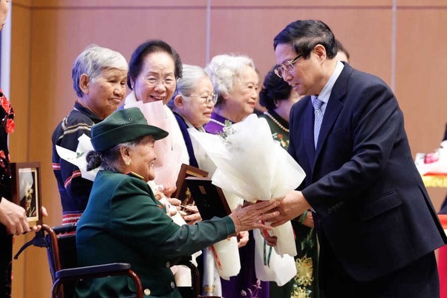 Prime Minister Pham Minh Chinh presented flowers and souvenirs to a number of delegates on the occasion of International Women's Day on March 8. Photo: VGP/Nhat Bac
