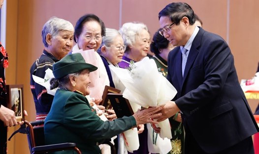 Thủ tướng Chính phủ Phạm Minh Chính tặng hoa và quà lưu niệm cho một số đại biểu nhân dịp ngày Quốc tế Phụ nữ 8.3. Ảnh: VGP/Nhật Bắc