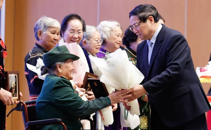 Prime Minister Pham Minh Chinh presented flowers and souvenirs to a number of delegates on the occasion of International Women's Day on March 8. Photo: VGP/Nhat Bac