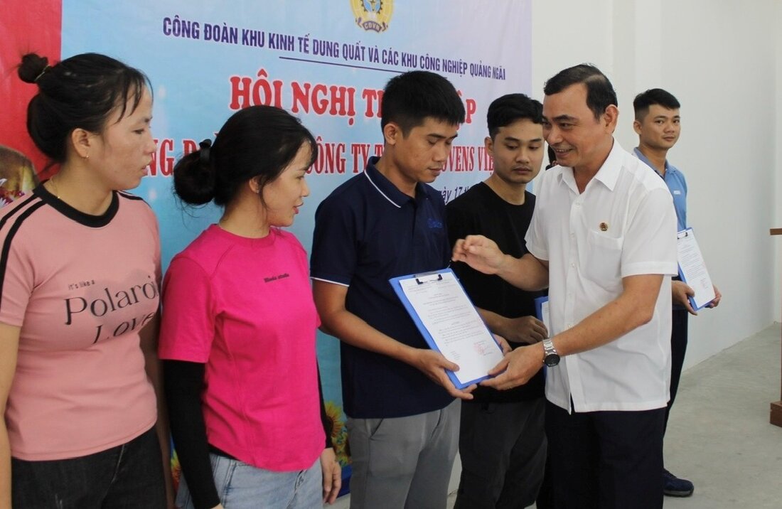 Leaders of the Quang Ngai Provincial Federation of Labor presented the Decision to admit union members at Z-Wovens Vietnam Co., Ltd. Photo: Quang Nguyen.