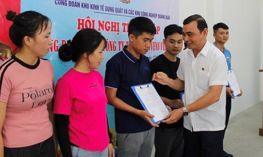 Lãnh đạo Liên đoàn Lao động tỉnh Quảng Ngãi trao Quyết định kết nạp đoàn viên tại Công ty TNHH Z-Wovens Việt Nam. Ảnh: Quang Nguyễn.
