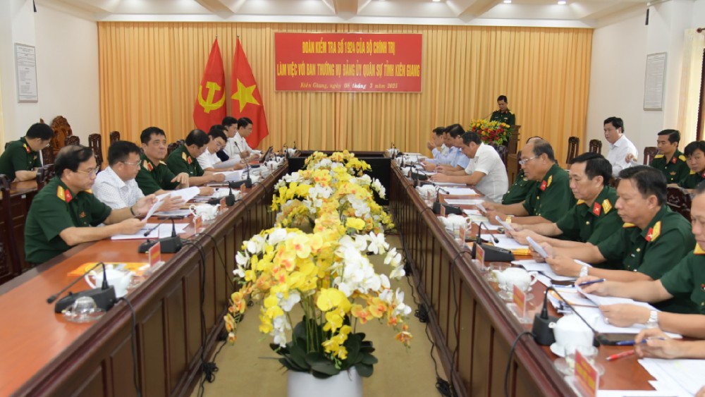 The Politburo's Inspection Team No. 1924 worked with the Standing Committee of the Kien Giang Provincial Military Party Committee. Photo: Phuong Vu