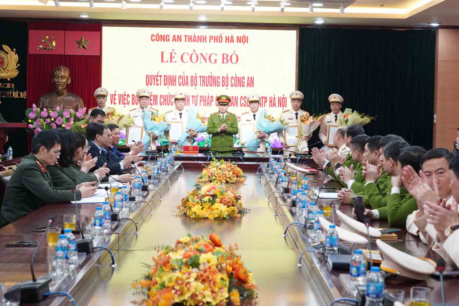 Major General Nguyen Thanh Tung presented the decision and presented flowers to congratulate the appointed comrades. Photo: Hanoi City Police