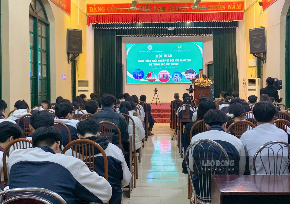 Hội thảo "Hành trình khởi nghiệp và đổi mới sáng tạo từ THPT" tại trường THPT Nguyễn Khuyến (TP Nam Định). Ảnh: Lương Hà
