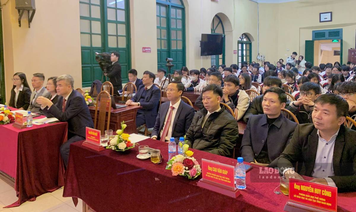 Hoi thao duoc to chuc truc tiep tai Truong THPT Thuy Huong (huyen Kien Thuy, Hai Phong) va tham gia truc tuyen cua cac truong THPT tren dia ban TP Hai Phong. Anh: Mai Dung