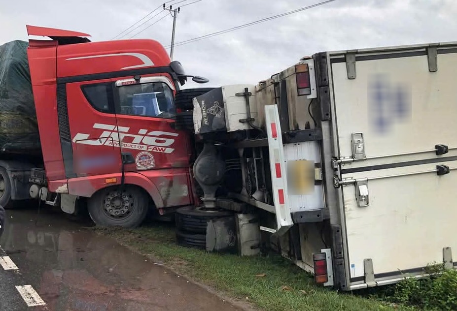 Traffic collision on the Dong Hoi City bypass road caused the truck to overturn. Photo: Cuong Bui