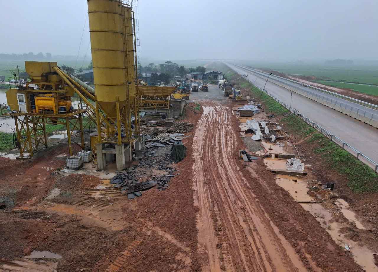 Due to the rain, many machines serving the construction of the North - South expressway, Ham Nghi - Vung Ang section, had to stop operating. Photo: Tran Tuan.