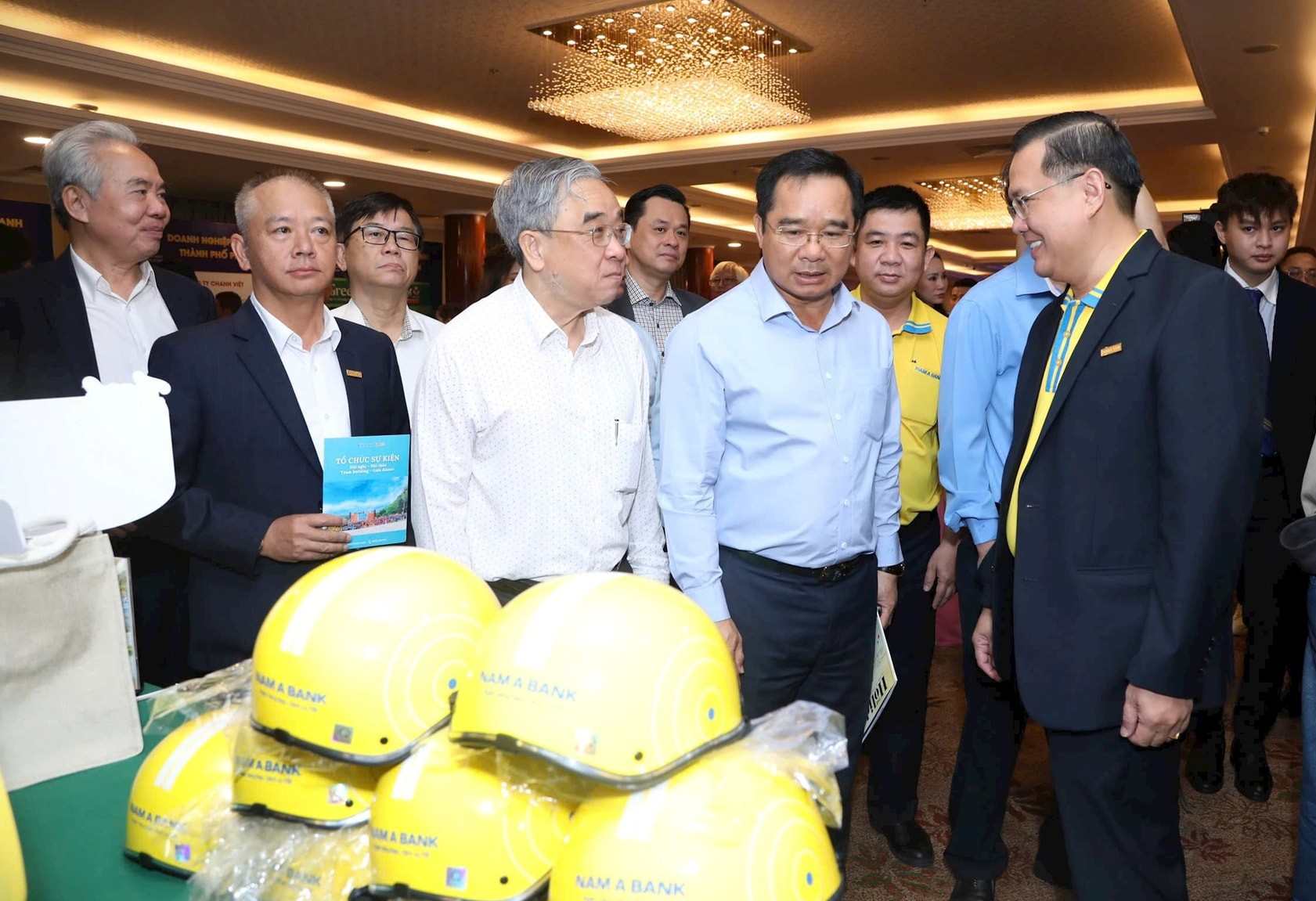 Chairman of the Ho Chi Minh City People's Committee Nguyen Van Duoc (2nd from right) at the Business Coffee program. Photo: Hoang Chuong