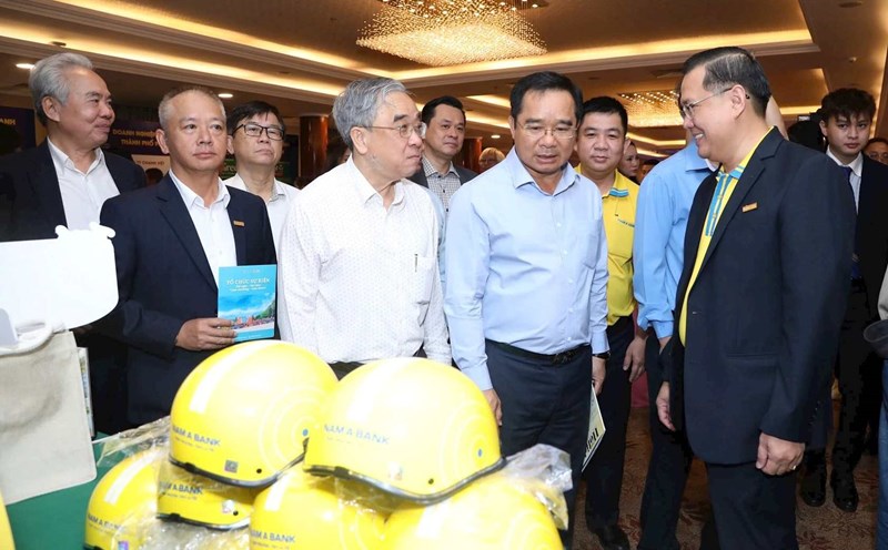 Chairman of the Ho Chi Minh City People's Committee Nguyen Van Duoc (2nd from right) at the Business Coffee program. Photo: Hoang Chuong
