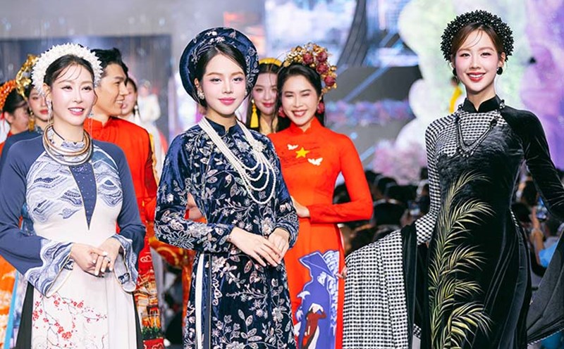 The beauty queens participated in the performance and spread the beauty and love of Ao Dai. Photo: Organizing Committee