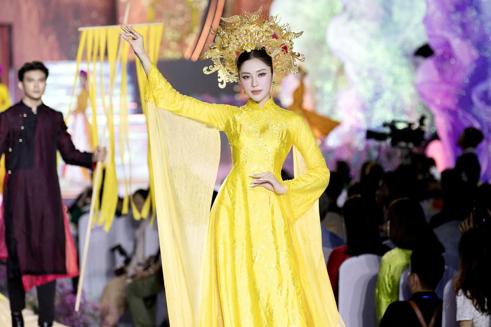 Miss To Diep Ha attracted attention when performing a seductive ao dai. Photo: Interviewee