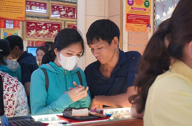Ho Chi Minh City residents buy gold on March 8. Photo: Nhu Quynh