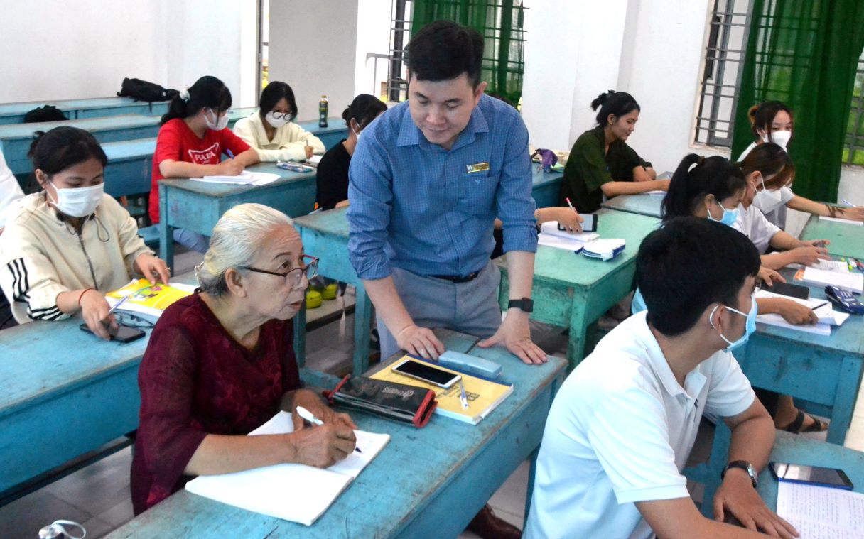 TS Tran Thanh Tam trong lan ho tro ba Thu trong gio hoc. Anh: Luc Tung