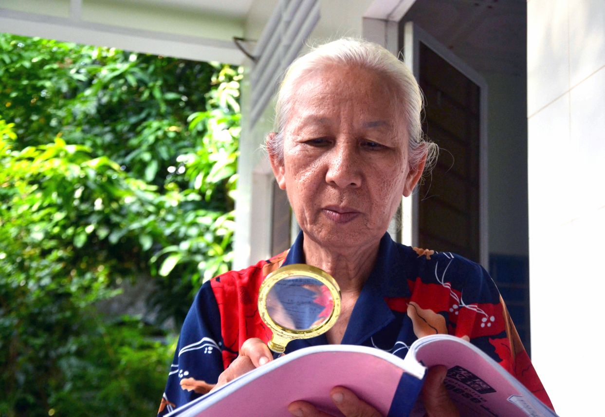 Co Huynh Thi Thu hoc voi su tro luc cua chiec kinh lup. Anh: Luc Tung