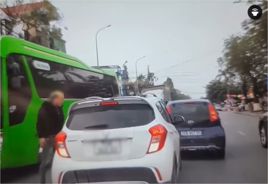 Hình ảnh người đàn ông tóc vàng hành hung liên tiếp một tài xế ngay trên đường Phan Đăng Lưu (Hải Phòng). Ảnh cắt từ video