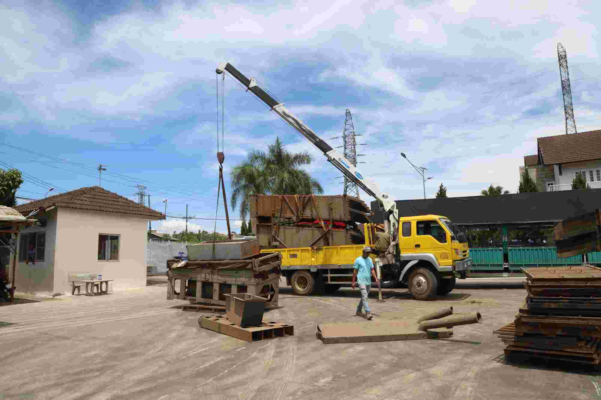 Huong Ban Company dismantles the violating construction. Photo: Lam Hong