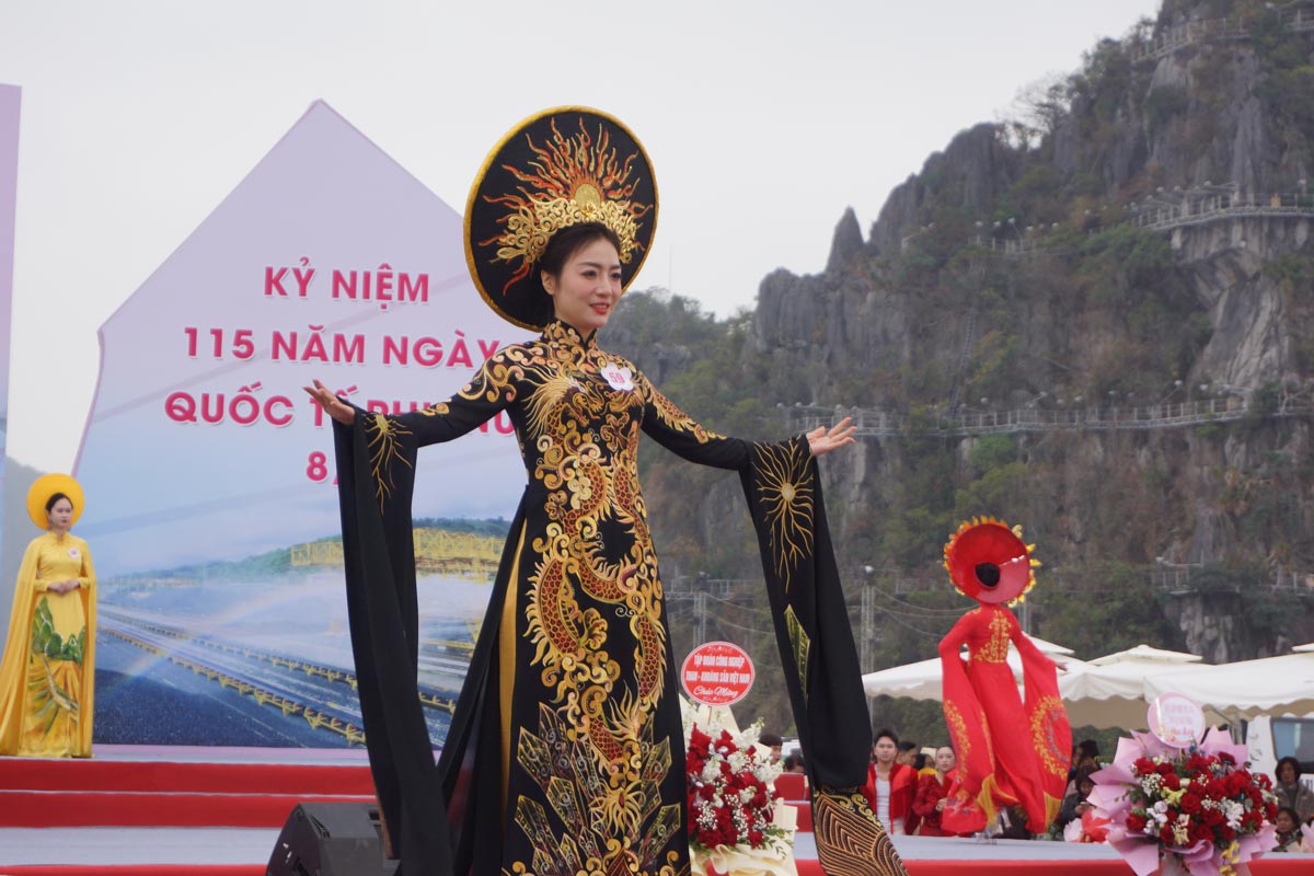 Ao Dai performance at 30.10 Square, Ha Long City, Quang Ninh Province. Photo: Doan Hung