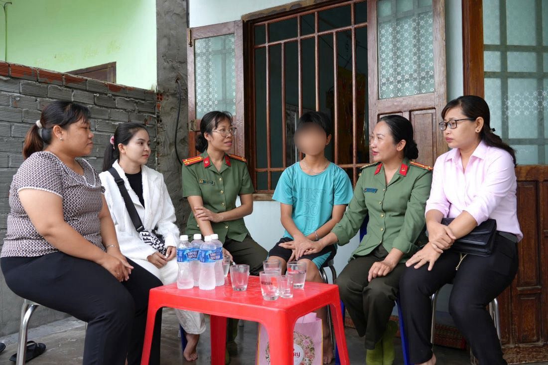 Hoi Phu nu Cong an tinh Binh Thuan den tham con do dau. Anh: Cong an