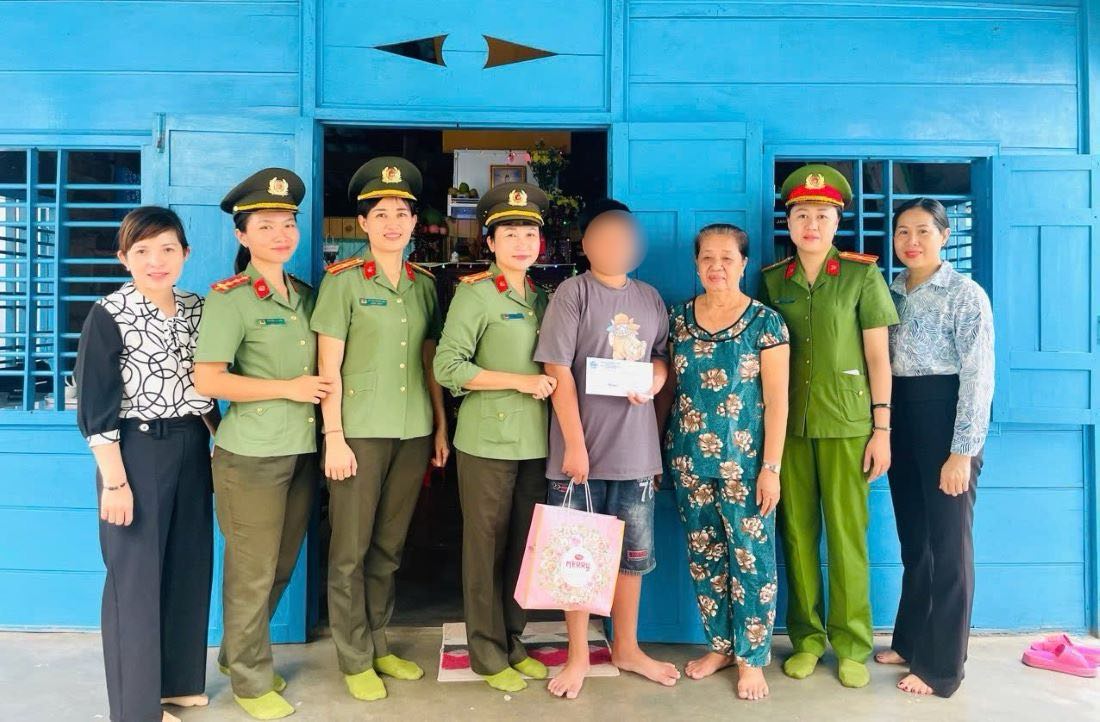 Nhung phan qua duoc cac me do dau trao tang. Anh: Cong an
