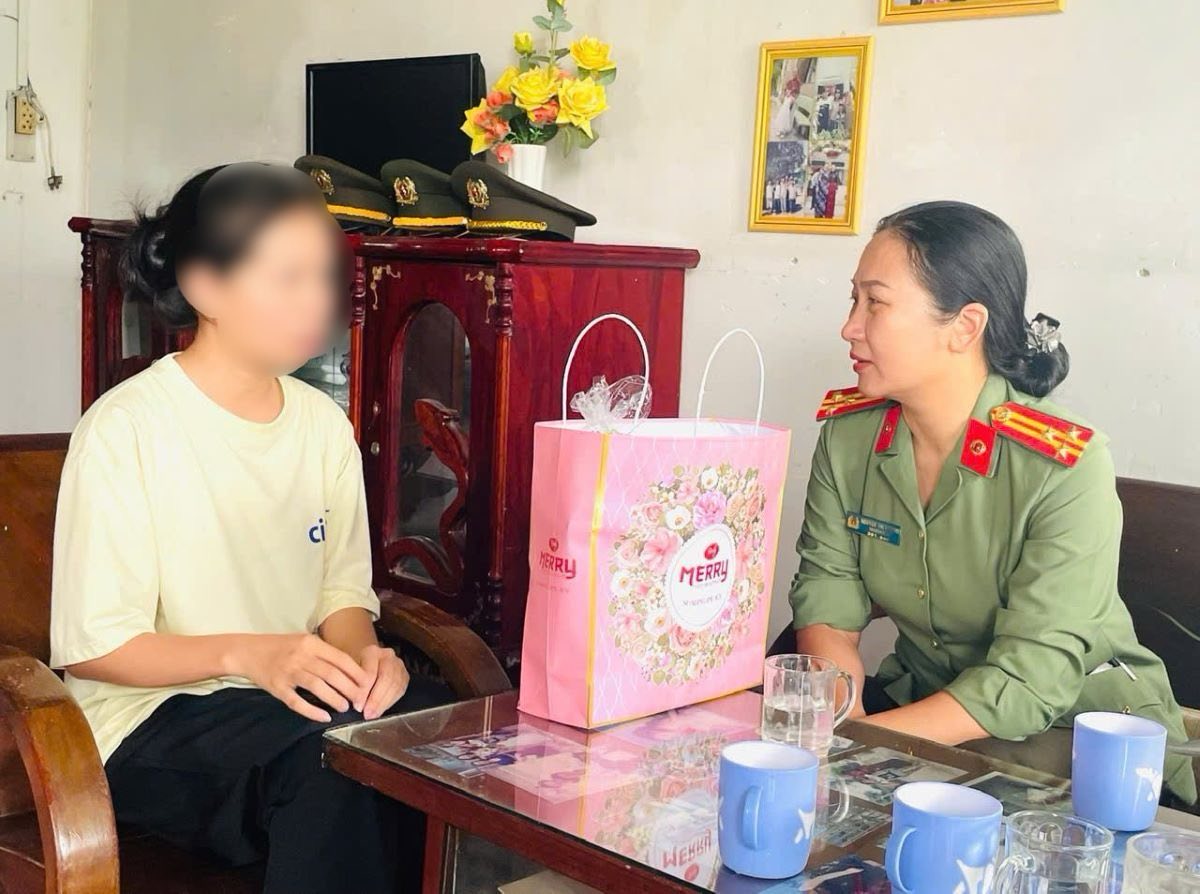Thuong ta Nguyen Thi Huong, Truong Ban Phu nu, Hoi Phu nu Cong an tinh Binh Thuan den tham con do dau. Anh: Cong an
