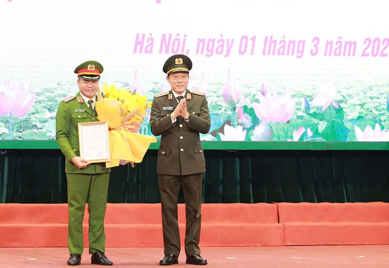 Minister Luong Tam Quang presented the decision to Major General Nguyen Thanh Tung - Deputy Director of Hanoi City Police to run the City Police on March 1. Photo: Hanoi Police