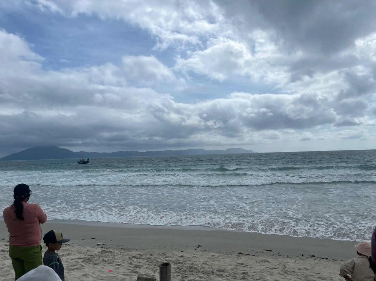 divers were mobilized to find the two missing male students at sea in Khanh Hoa. Photo: Bui Quoc