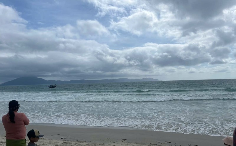 divers were mobilized to find the two missing male students at sea in Khanh Hoa. Photo: Bui Quoc